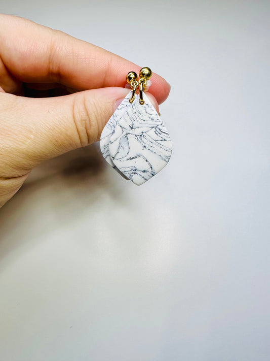 Kaia in White Marble Jewelry Embellador 